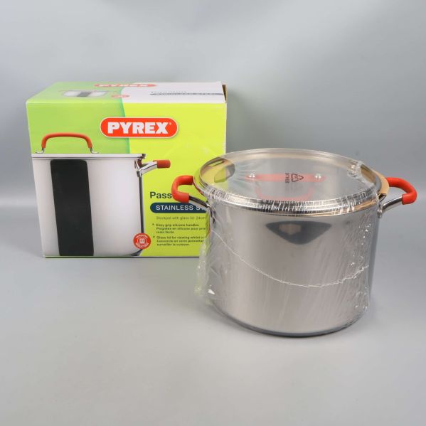 Pyrex gryta i stål med förpackning i bakgrunden