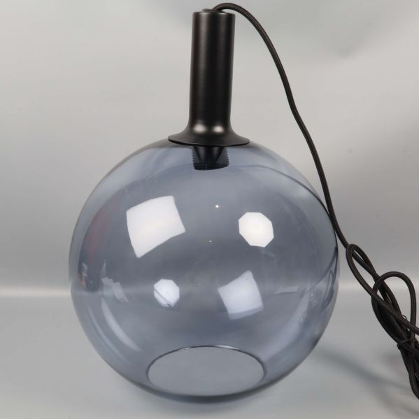 Närbild på taklampa med svart upphängning