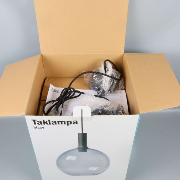 Taklampa i kartong med monteringstillbehör