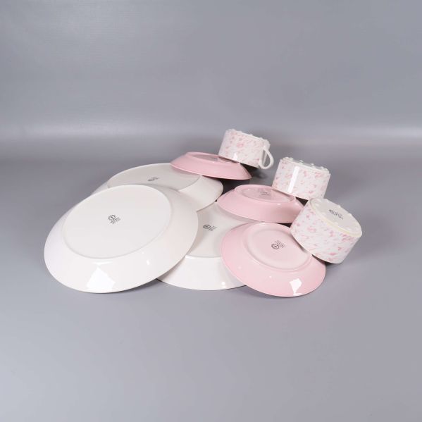 Servisdelar vända upp och ned för att visa stämplar undertill