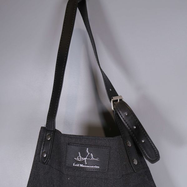 Justerbart nackband i läderdetalj på förklädet