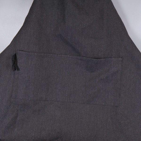 Närbild på stor framficka mitt på förklädet