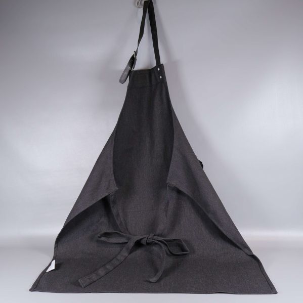 Förkläde bakifrån visar knytband och tyg