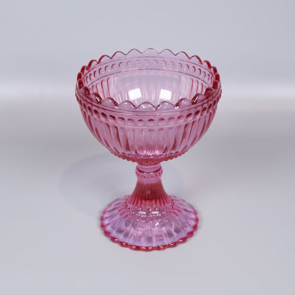 Rosa räfflad glasskål med vågig kant framifrån