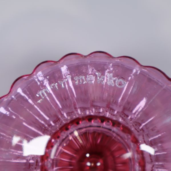 Närbild av Marimekko-märkning på skålens fot