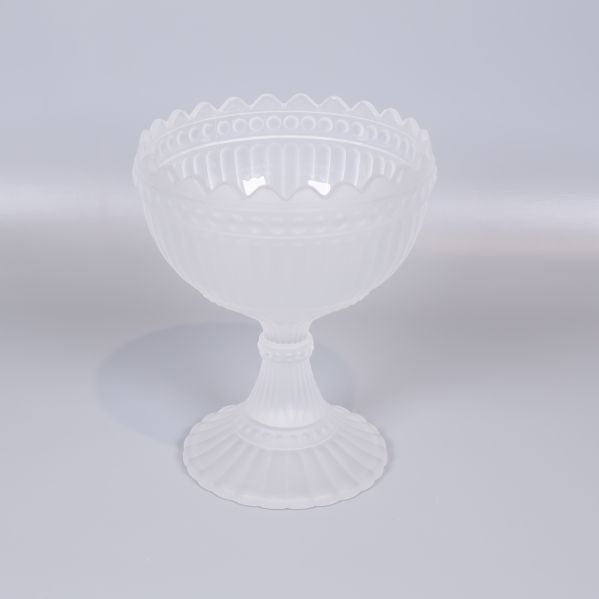 Vit glasskål på fot med dekorativ kant