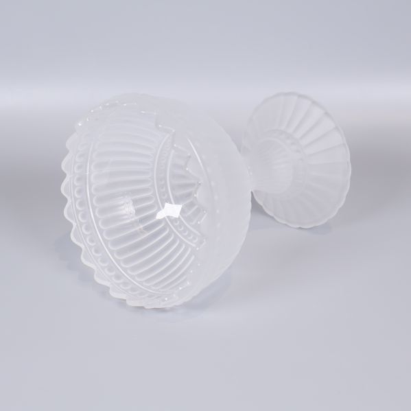 Glasskålen ligger på sidan och visar insidan