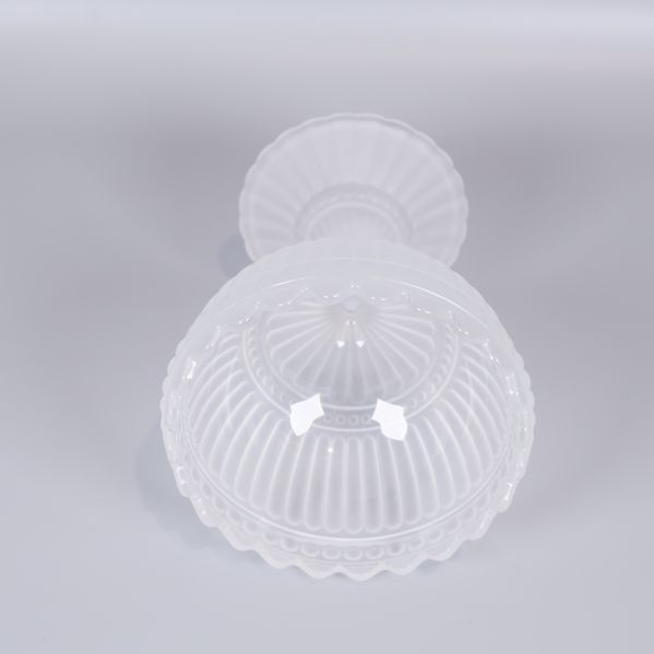 Toppen av den vita glasskålen fotograferad rakt uppifrån