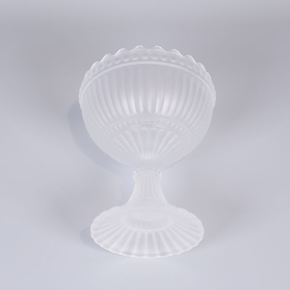 Undersidan av vit glasskål på fot