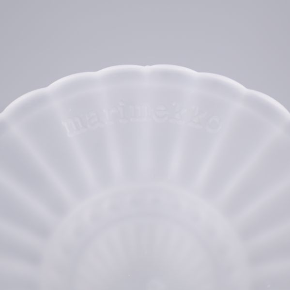 Närbild på texten marimekko på glasskålens fot