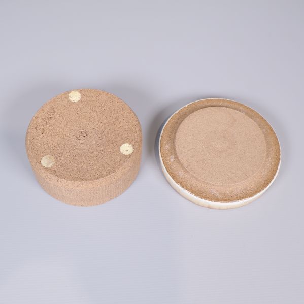 Burk med tre skyddande fötter på undersidan