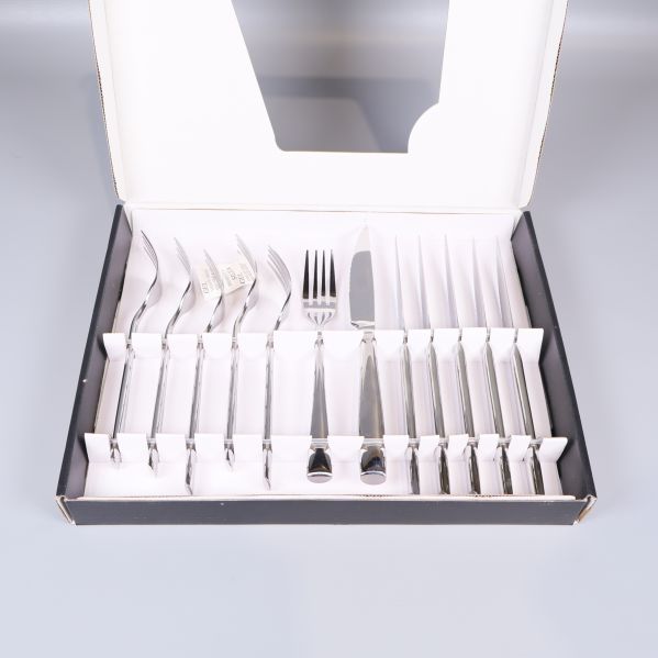 Öppen kartong med sex knivar och sex gafflar i bestickset