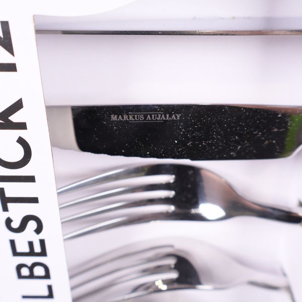 Närbild på kniv med Markus Aujalay ingraverat