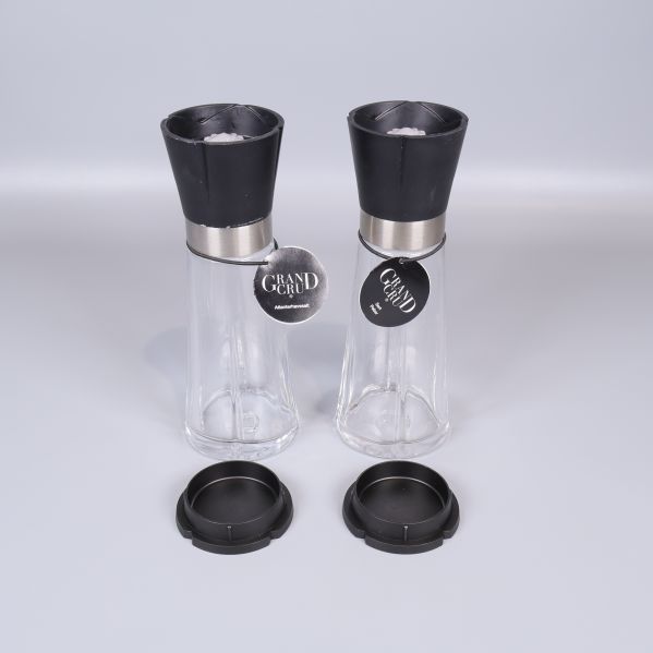 Två kvarnar framifrån med svarta lock framför sig