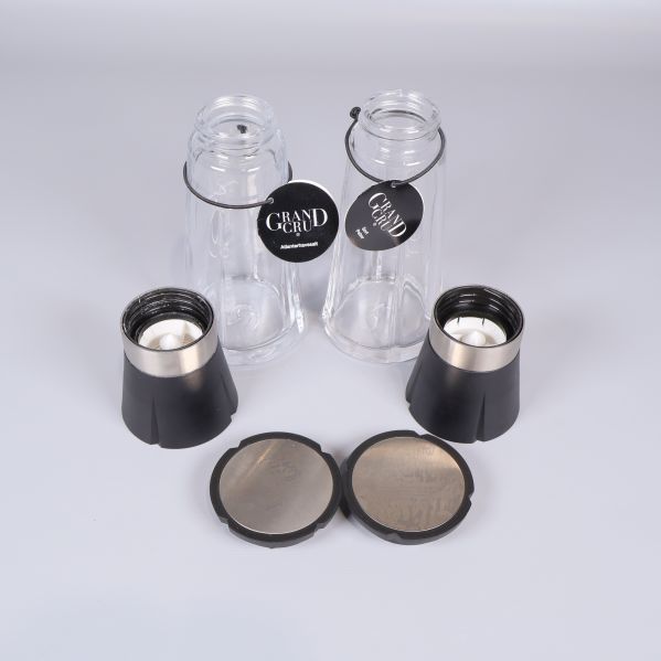 Kvarnar isärtagna med öppningar och lock placerade bredvid