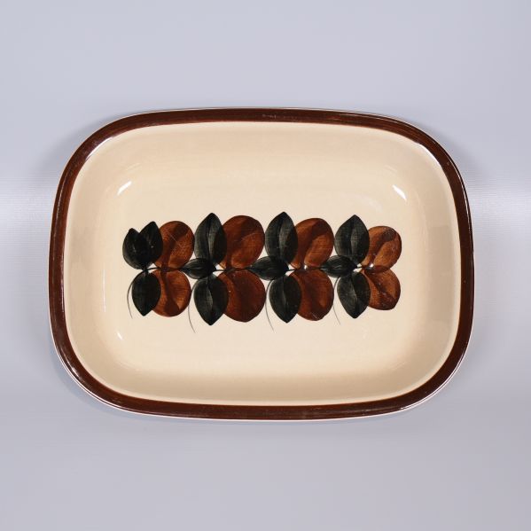 Ovanifrånvy av ugnsform med brunt och svart mönster