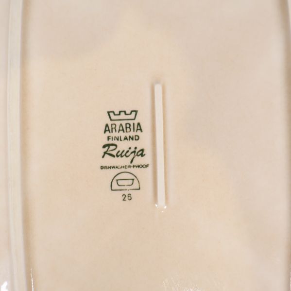 Närbild på Arabia Finland Ruija-stämpel på undersidan