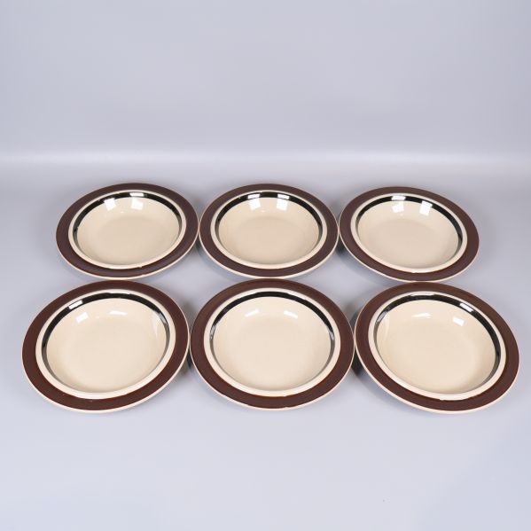 Sex djupa tallrikar med bruna och svarta ränder