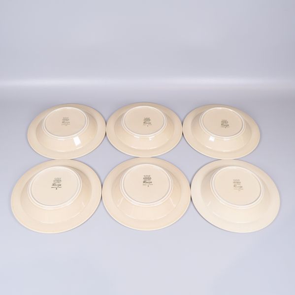 Tallrikarna sedda underifrån med märkning