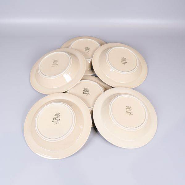 Sex djupa tallrikar med märkningar i närbild