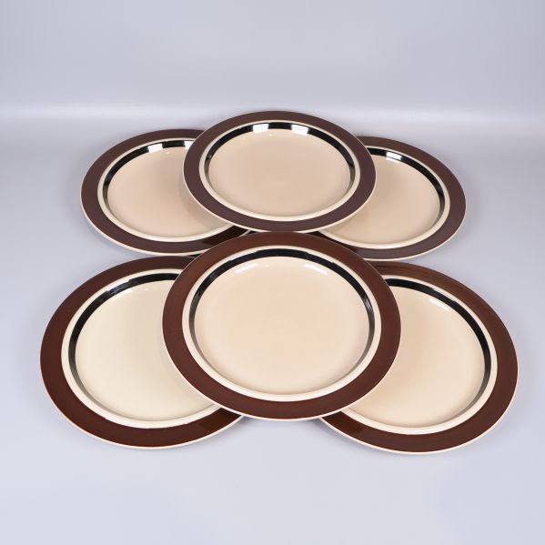 Sex tallrikar med beige mitt och bred brun kant