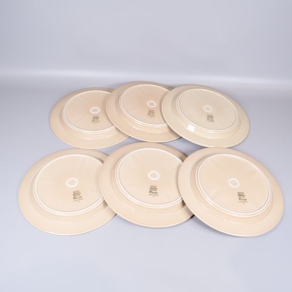 Tallrikar vända upp och ner visar porslinets baksida