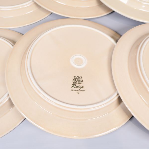 Närbild på märkning Arabia Finland Ruska på tallrik