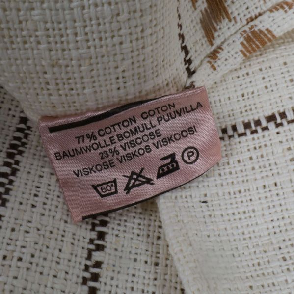 Materialetikett visar 77% bomull och 23% viskos