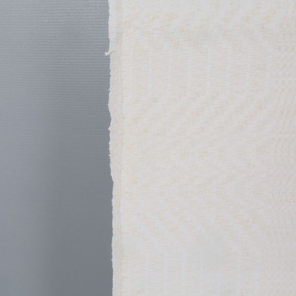 Närbild på strukturen och kanten av vit duk