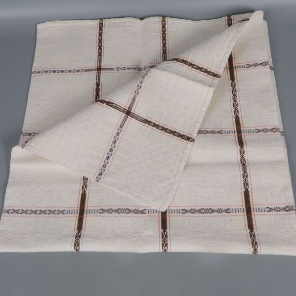 Ljus fyrkantig duk med brunt rutmönster vikt hörn