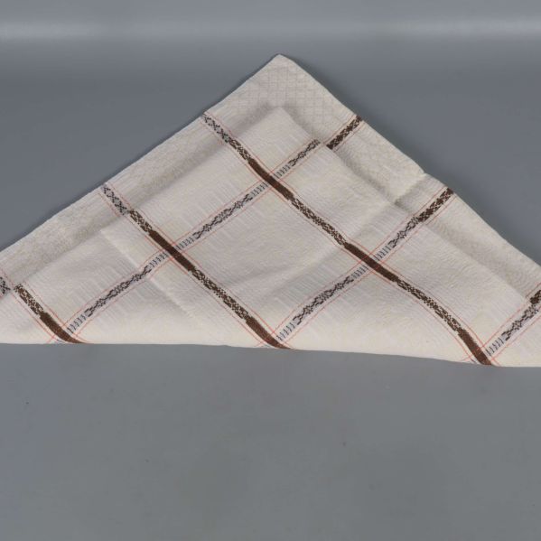 Bordsduk på snedden med brun och beige rutdesign