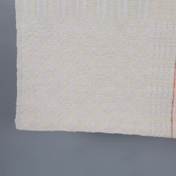 Närbild på tygstruktur och hörn av bordsduk