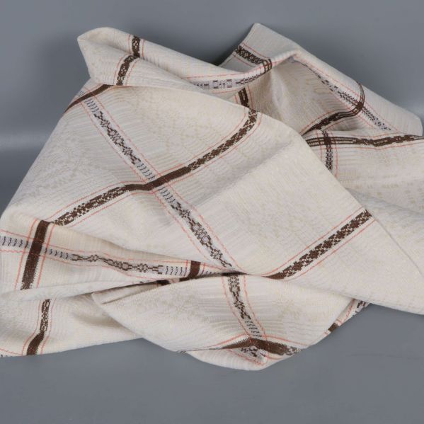 Bordsduk med rutmönster slarvigt ihopvikt