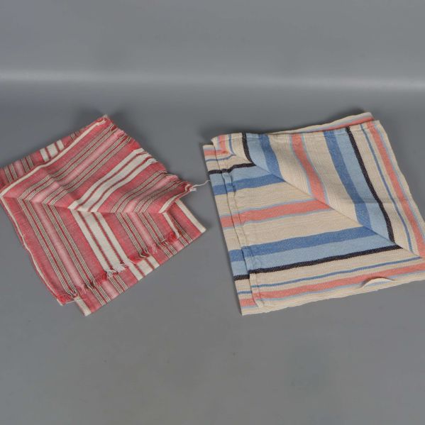 Löparna ihopvikta bredvid varandra på grå bakgrund