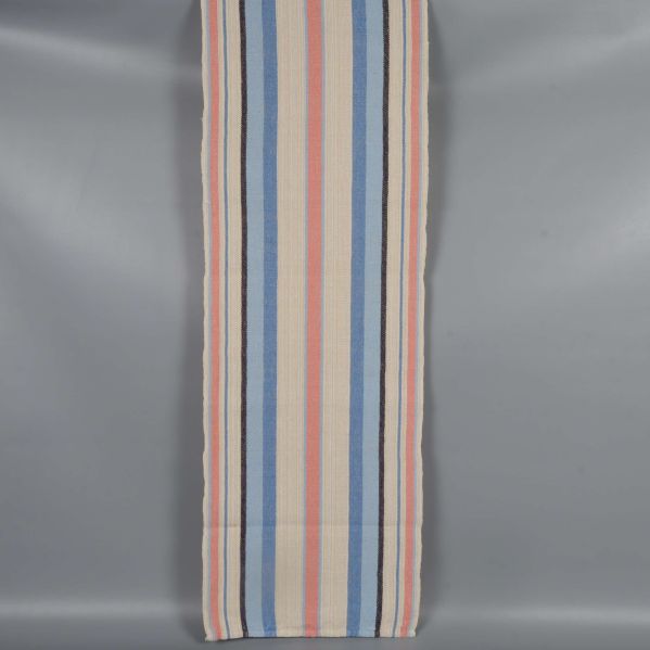 Randig löpare i blå och beige toner utlagd på rad