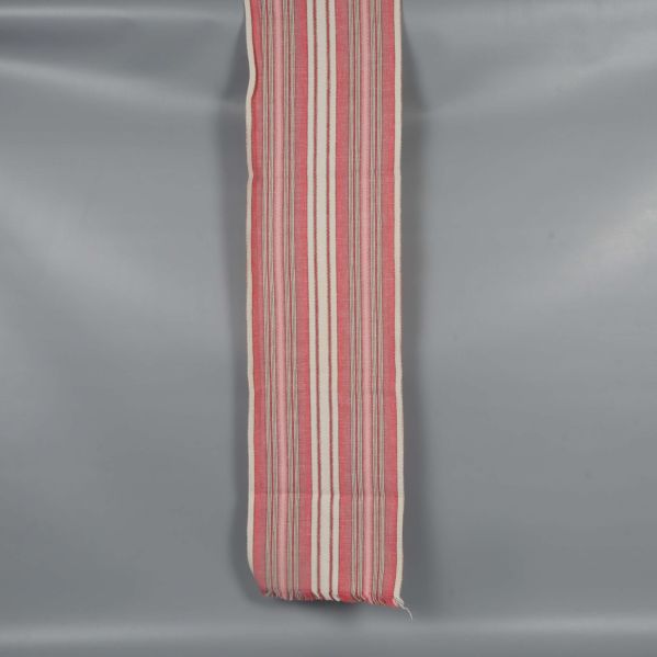 Randig löpare i rosa och vit utlagd på rad