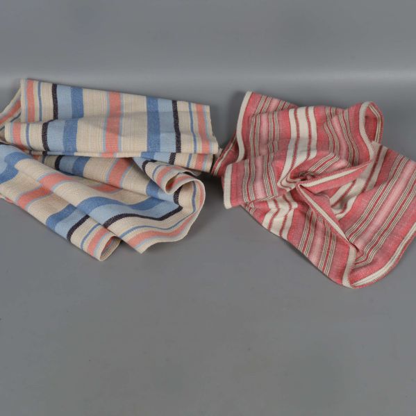 Två randiga löpare slarvigt vikta bredvid varandra