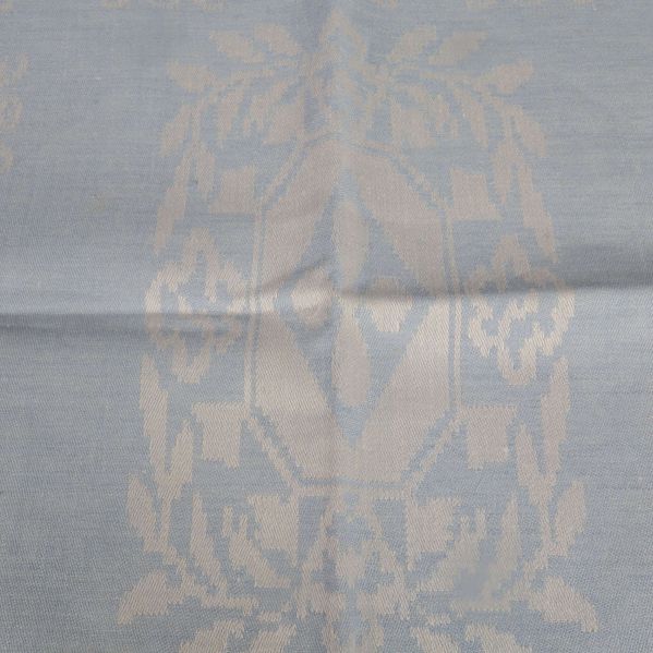 Närbild av centrum på servetten med vävda dekorationer