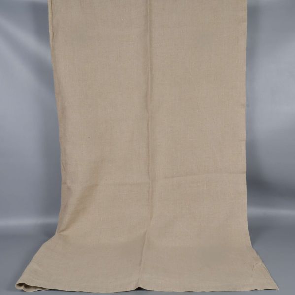 Beige duk helt utvikt och liggande på grå bakgrund