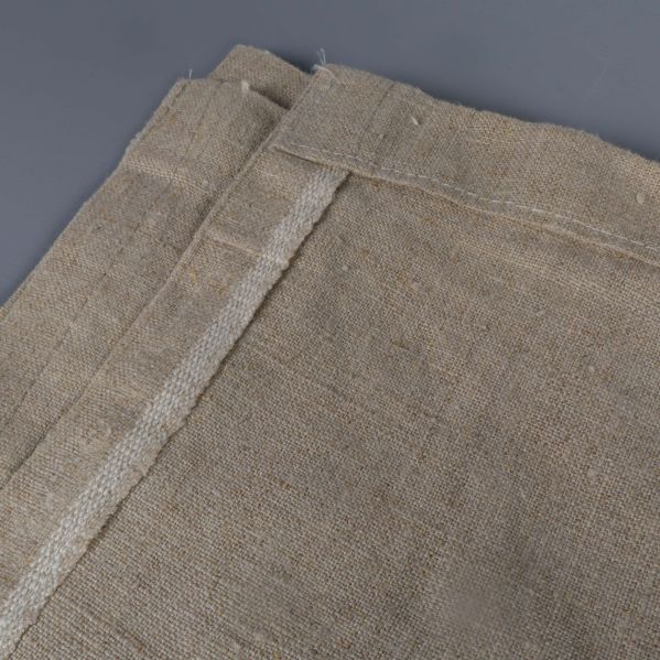 Detaljbild av sömmar och tygstruktur på duken