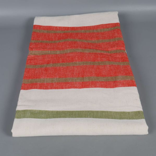 Hopvikt duk med gröna och röda ränder på vit botten