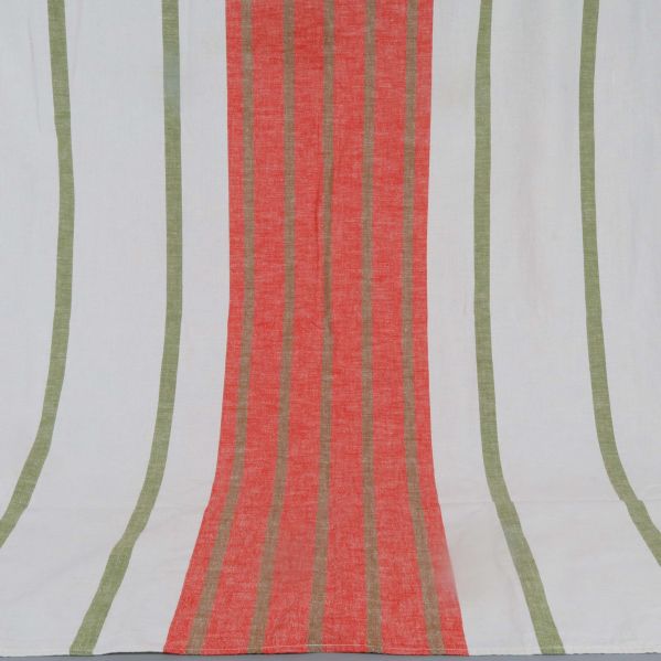 Närbild av dukens mönster med gröna och röda ränder