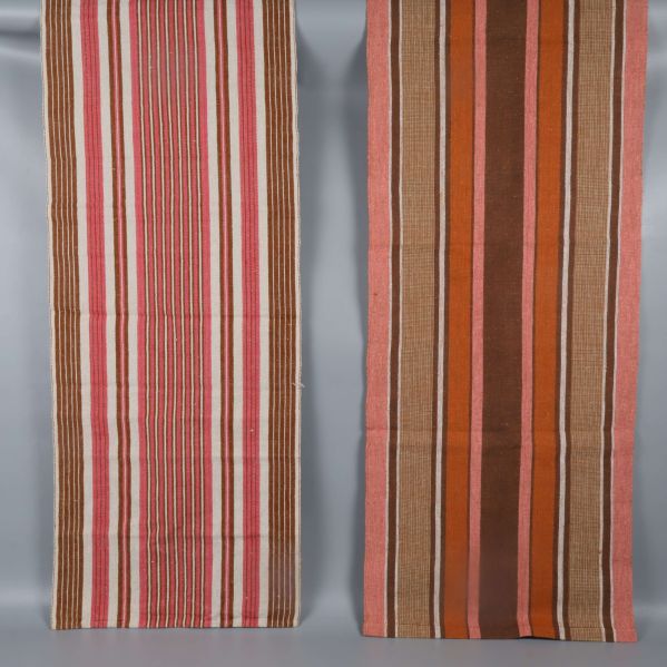 Långa randiga dukar i rött, brunt och vitt