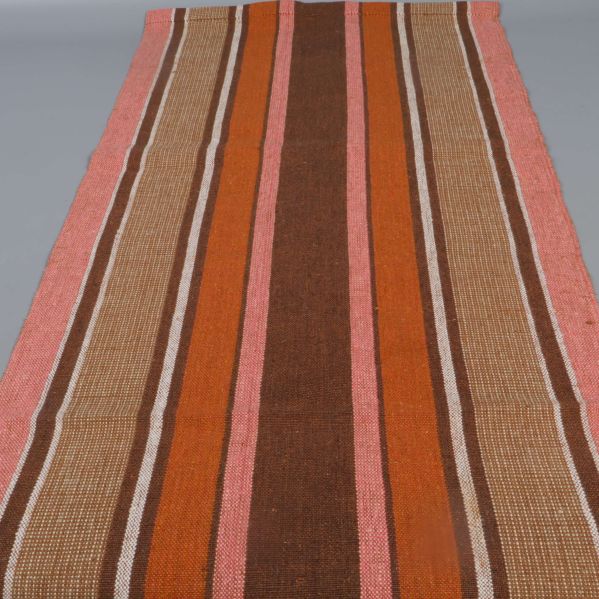 Närbild på duk med bruna och orange ränder