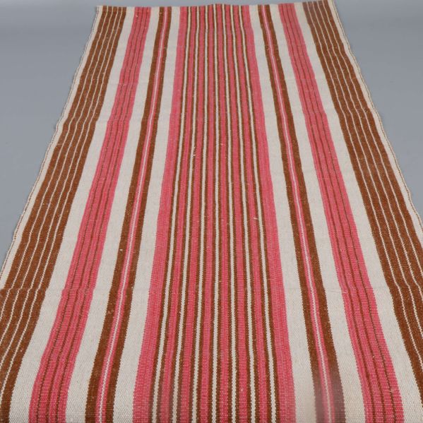 Närbild på duk med smala rosa och bruna ränder