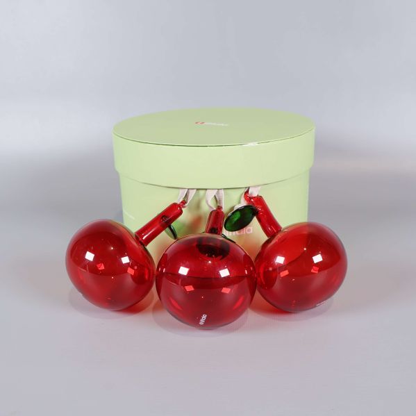 Tre röda glasäpplen och grön ask från Iittala