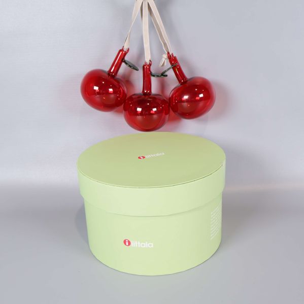 Närbild på Iittala ask och glasäpplen