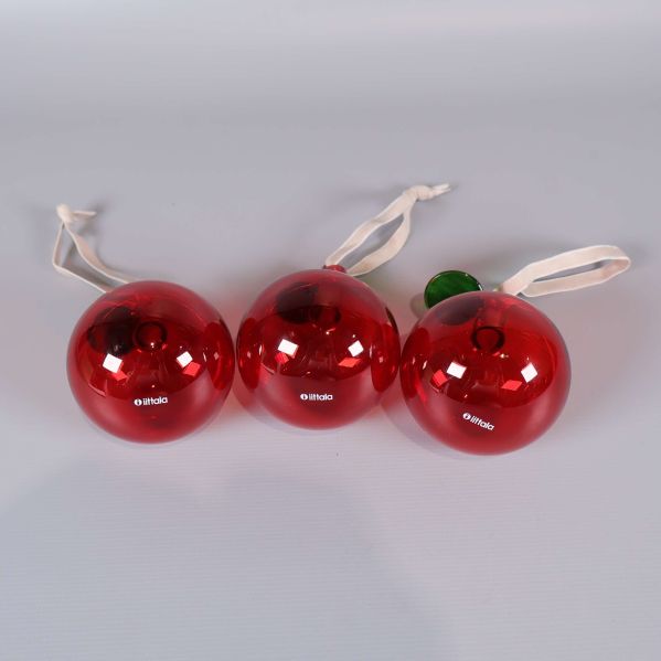 Glasäpplen liggande med Iittala-logotyp synlig på kulorna