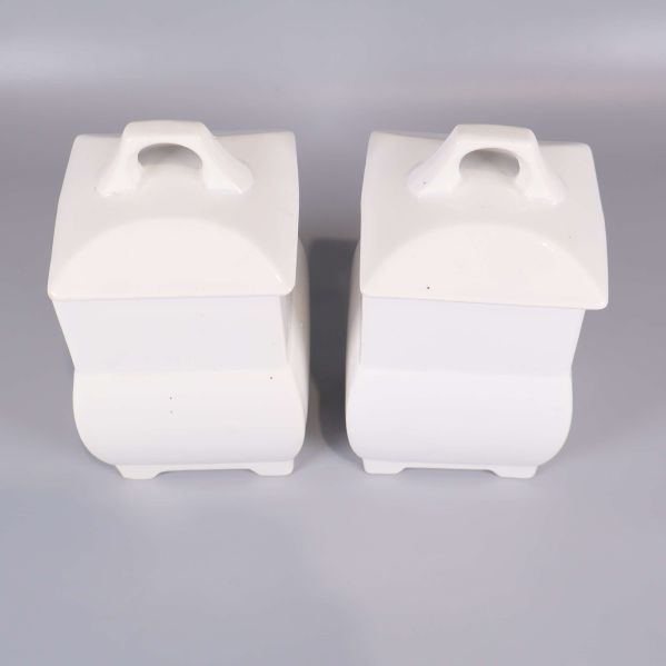 Två vita burkar sedd ovanifrån med lock på