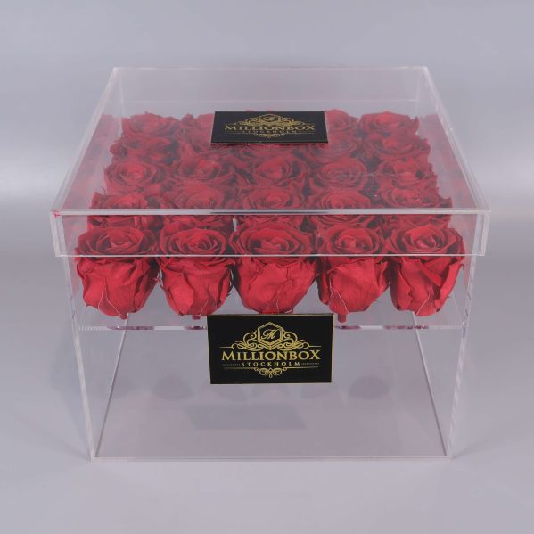 Transparent box med röda rosor och lock på